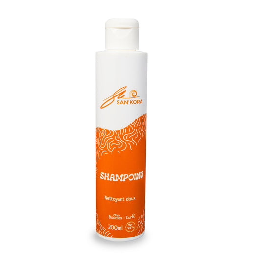 Shampoing hydratant San'Kora pour nettoyer en douceur les cheveux crépus, bouclés, frisés.